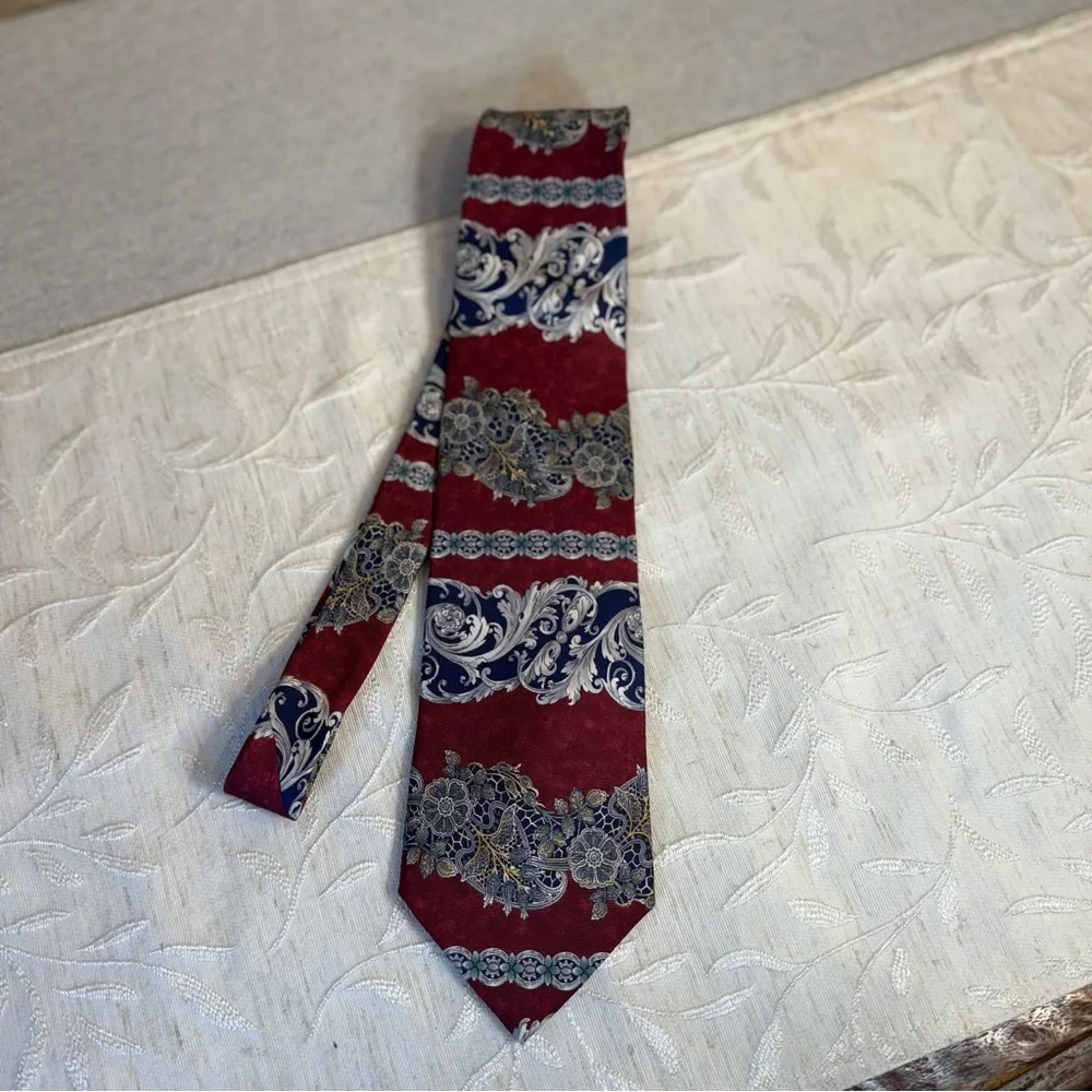 Bill Blass‎ Baroque-inspired botanical border pattern men’s tie. Burgundy, navy.